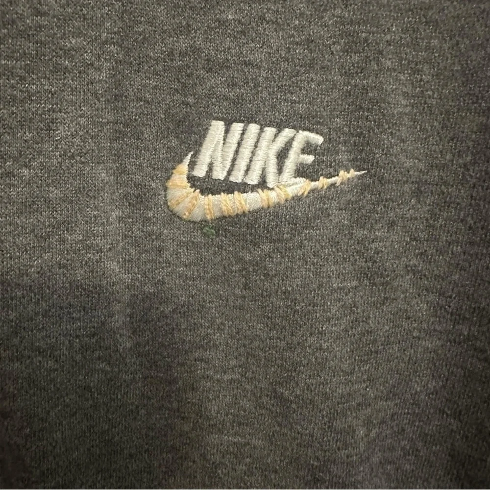 Nike Gray Embroidered Hoodie Sweatshirt Size Medium - Picture 2 of 4